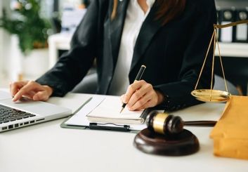 چرا انتخاب یک وکیل مجرب مثل مریم جلالی، کلید موفقیت پرونده حقوقی شماست؟