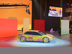 طرح اولیه خودرویی که حرف می زند و تغییر رنگ می دهد